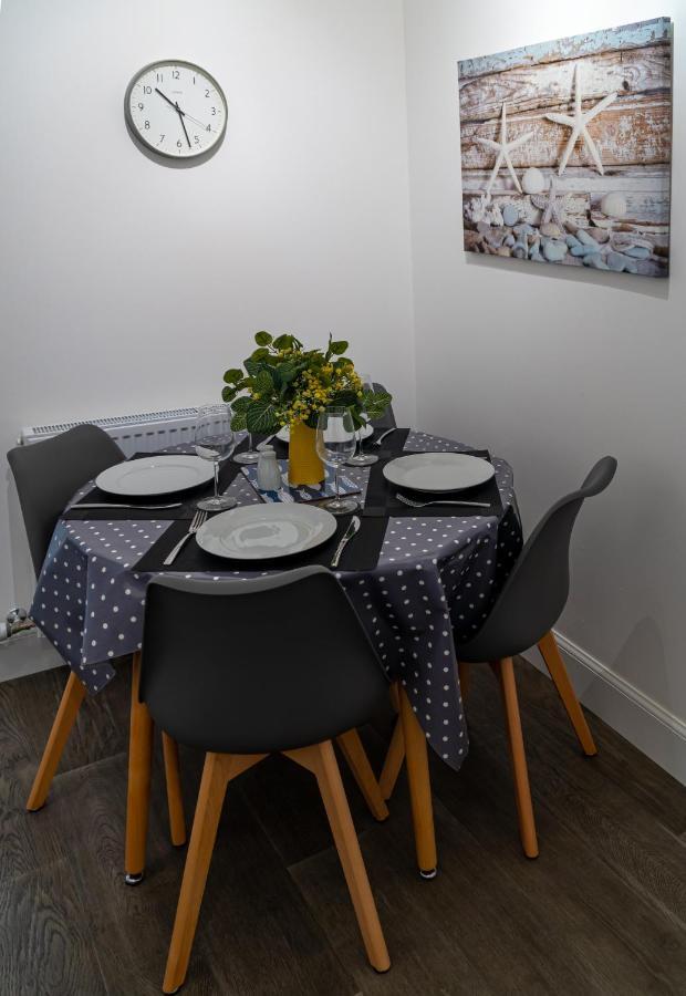 The Old Paint Shop Apartment - Centrally Situated 앤스투루더 외부 사진